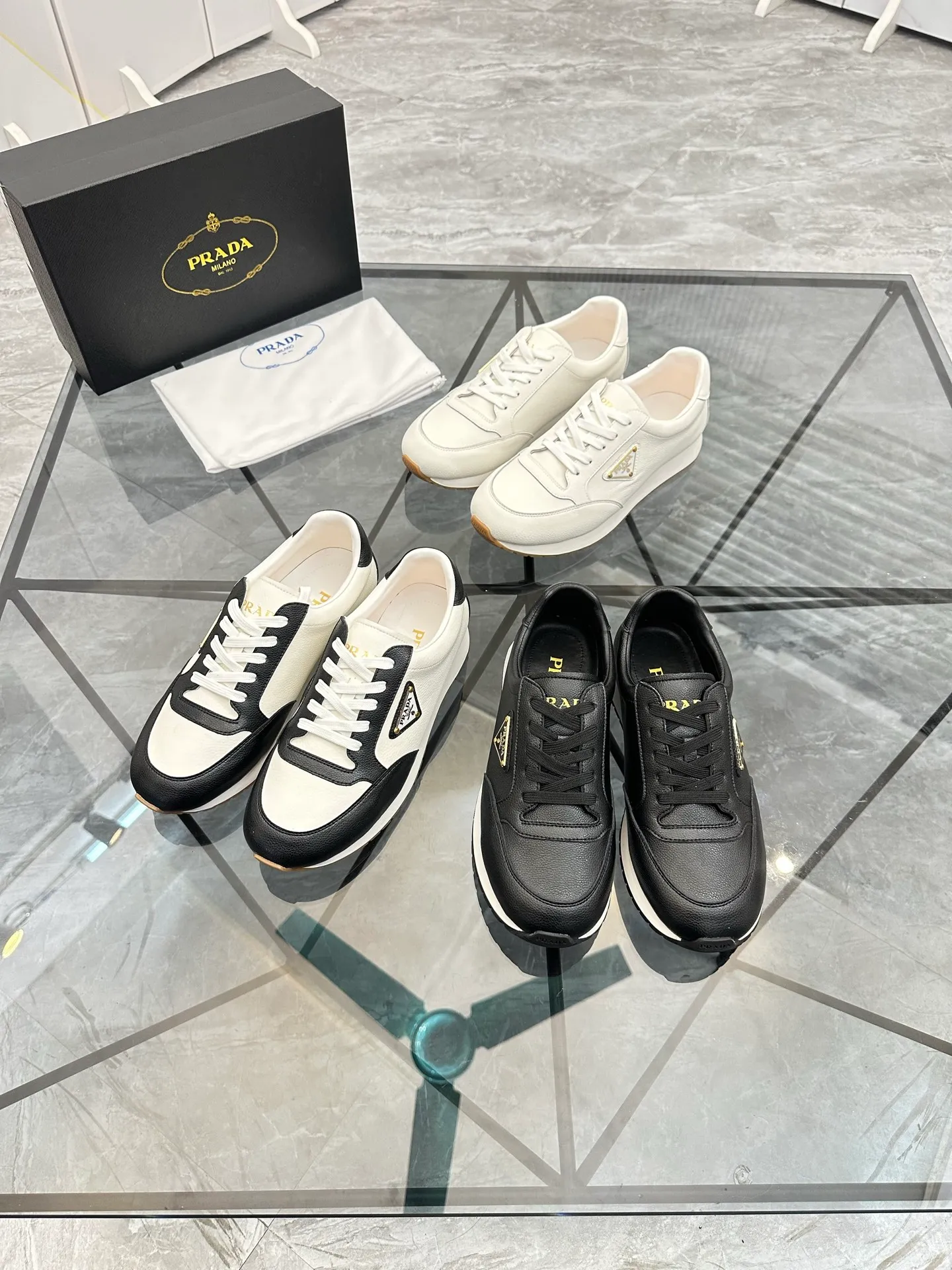 Men's shoes: 💰P420¥ Product trademark: Prada *"Prada*" low-top casual shoes Regular size: 38-44 (can be customized to 45) Product materials: imported cowhide upper, sheepskin lining, original outsole. Number: 020